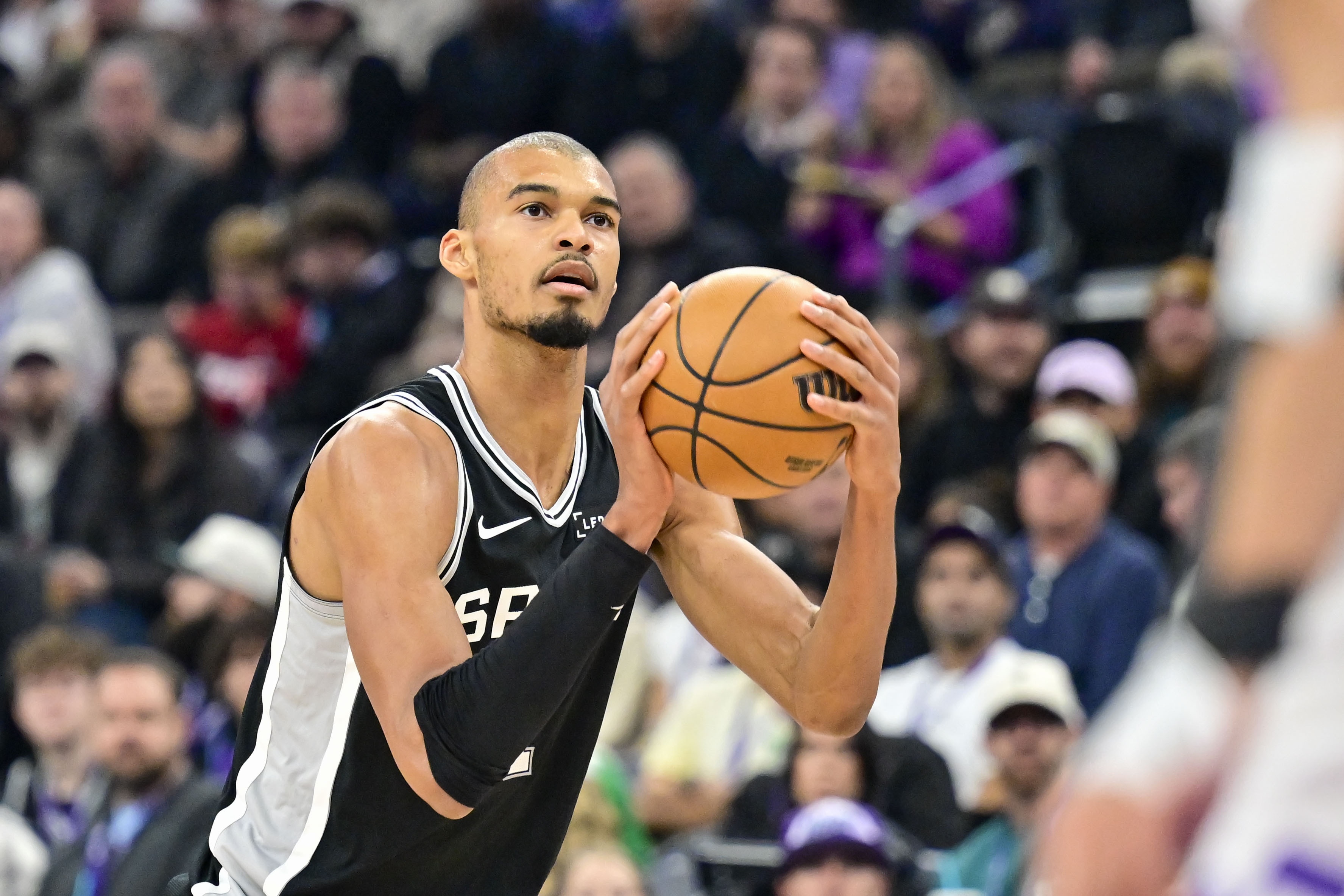 世界杯直播观看-外线没开！文班亚马半场三分球4中0拿到8分8板2帽